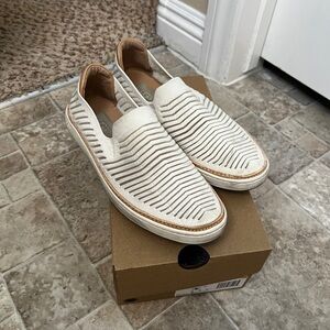 Women’s Ugg slip on shoes